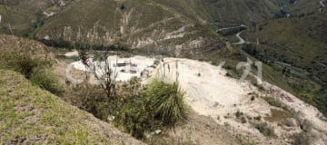 Terreno industrial con explotación de puzolana en Quito