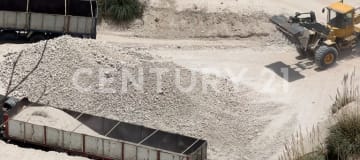 Terreno industrial con explotación de puzolana en Quito