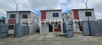 Casa en Ceibo Real: seguridad y comodidad en Manta