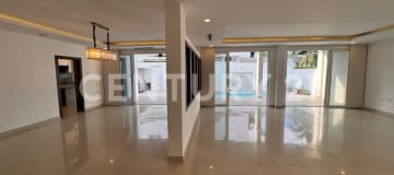 Casa lujosa 490m² en Samborondón con cine y piscina $500K