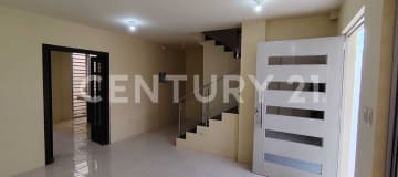 Casa en Montecristi, 2 pisos, 3 hab, garaje y patio frontal