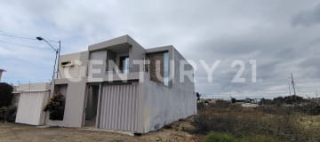 Casa en Montecristi, 2 pisos, 3 hab, garaje y patio frontal
