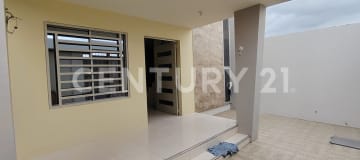 Casa en Montecristi, 2 pisos, 3 hab, garaje y patio frontal