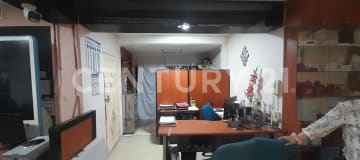 Oficina + bodega en planta baja: 40 m² con mobiliario opcional