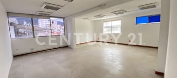 Edificio corporativo en La Carolina: 780m², 3 pisos y 5 parqueaderos