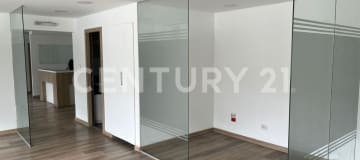 Oficina corporativa con sala de juntas para 14 personas y parqueaderos