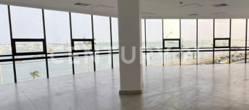 Edificio en Manta: oficinas con vista al mar y financiamiento flexible