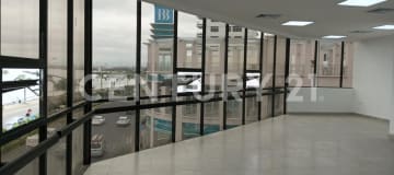 Edificio en Manta: oficinas con vista al mar y financiamiento flexible