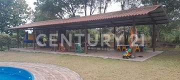 Finca de 10 hectáreas con piscina y cancha multifuncional