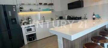 Casa cerca de la playa con piscina y cimientos para segundo piso