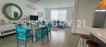 Casa cerca de la playa con piscina y cimientos para segundo piso