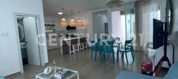 Casa cerca de la playa con piscina y cimientos para segundo piso