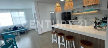 Casa cerca de la playa con piscina y cimientos para segundo piso