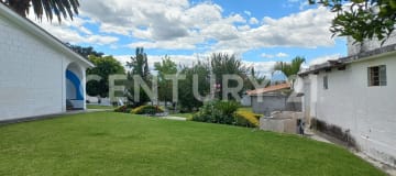 Terreno esquinero de 2440m² en San José Tumbaco