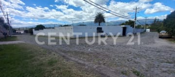 Terreno esquinero de 2440m² en San José Tumbaco