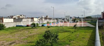Terreno esquinero en Calderón para locales comerciales con financiamiento