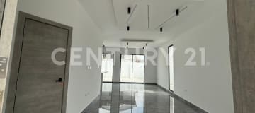 Casa de 3 dormitorios con piscina y canchas en venta