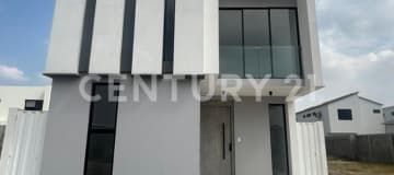 Casa de 3 dormitorios con piscina y canchas en venta