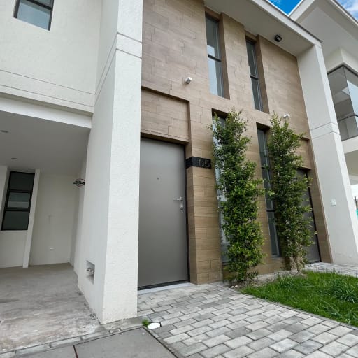 CASA DE VENTA EN CONJUNTO RESIDENCIAL PRIVADO POR ESTRENAR.