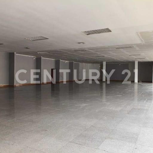 Local comercial 790m² en Av. Carlos Julio Arosemena - Alto flujo