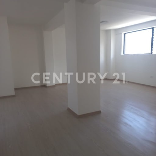 Local comercial 419m² en 2 niveles, zona estratégica para negocios