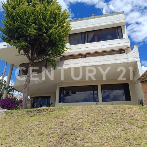 Casa esquinera con vista a la Mitad del Mundo y potencial de inversión