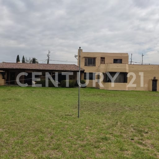 Casa rústica en Tumbaco: 5 dormitorios, jardín y negocio ideal