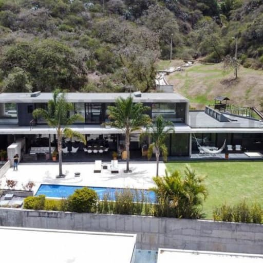 Venta Espectacular Casa 5 dormitorios en Urbanización Pillagua. Sector Santa Ines. Cumbayá. JS