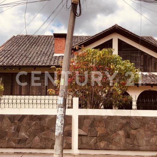 Casa comercial en Quito centro-norte, 4 oficinas, 3 parqueos
