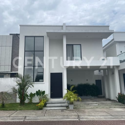 Casa esquinera 261 m² en urbanización exclusiva - $290K