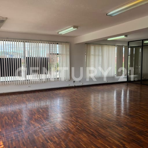 Oficina 80m² en La Mariscal: vista, 2 ambientes y parquet