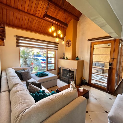 VENTA DE CASA CON AMPLIO PORCHE TRASERO EN EL BULEVAR DE LAS ACACIAS AV