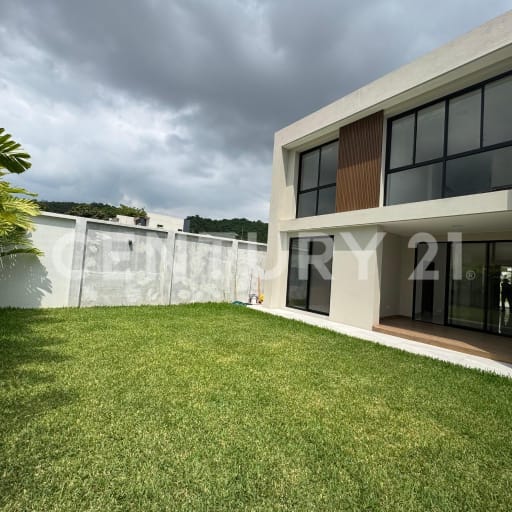 Casa de 4 hab. con baño privado en terreno de 300m2