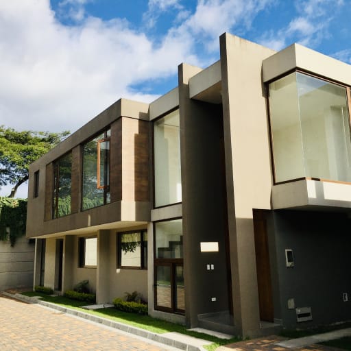 Venta casa 3 dormitorios Cumbayá Santa Inés, sitio seguro