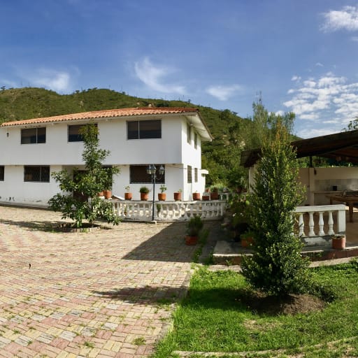 Country house for sale in Guayllabamba, with 2-story house, BBQ and fruit trees