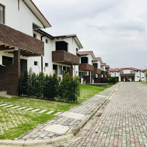 Venta casa tipo hacienda, La Armenia Quito. Junto a Plaza comercial