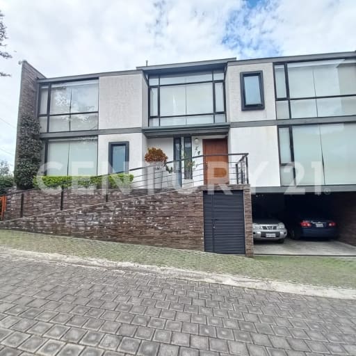 Casa 6 dormitorios en Cumbayá, accesible y con piscina temperada
