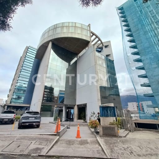 Oficina amoblada de 114m² en edificio corporativo - 2 parqueaderos