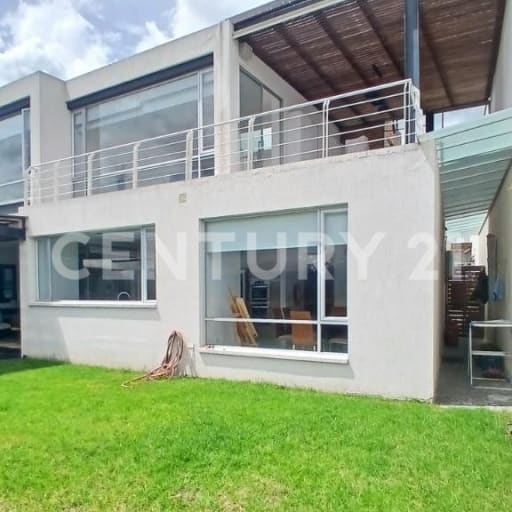 Casa con vista en Puembo - 282m², jardín y seguridad 24/7