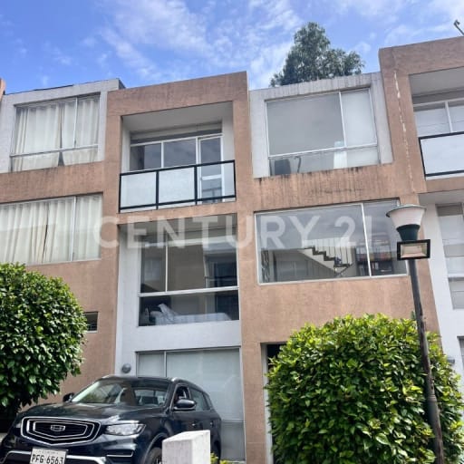 Casa de 3 pisos en conjunto residencial en Mirasierra