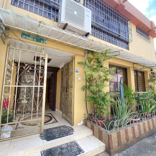 CASA EN VENTA ESQ. EN SAUCES 2 CON ASCENSOR