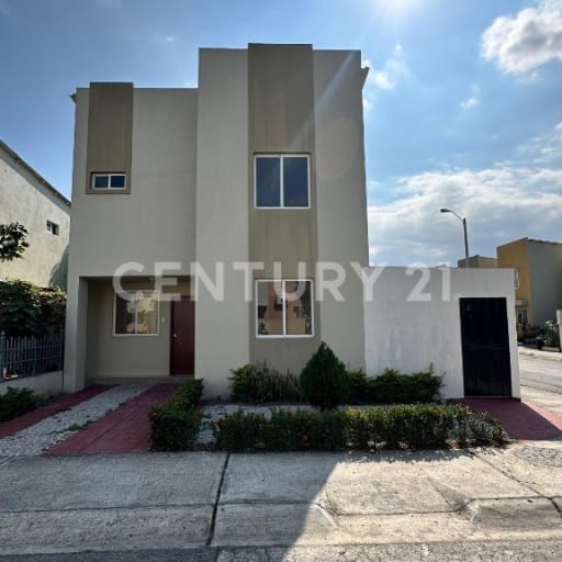 Casa esquinera en conjunto residencial con piscina y club social