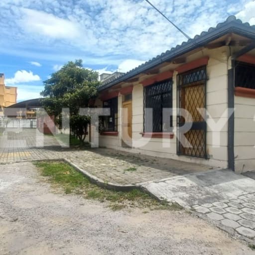Terreno 2633m² en La Gasca: uso residencial con potencial de 6 pisos