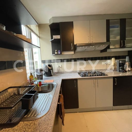 Departamento frente a Megamaxi Av. 6 de Diciembre con 2 dormitorios
