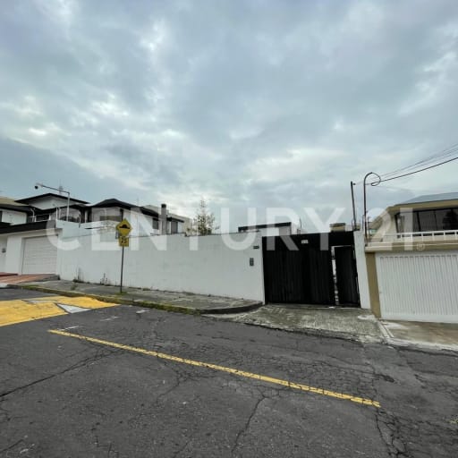 Terreno estratégico en El Condado alto potencial comercial