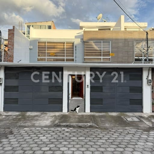 Casa familiar con terraza y jacuzzi en zona tranquila