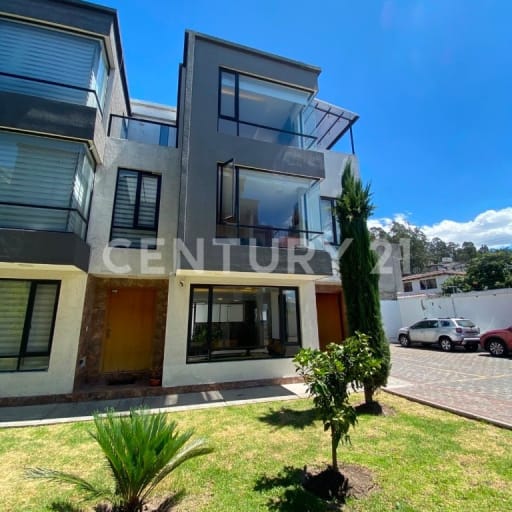 Casa esquineras con seguridad 24/7 y acceso rápido a autopista