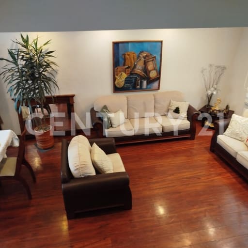 Casa en conjunto con guardianía - 3 pisos - $95,000