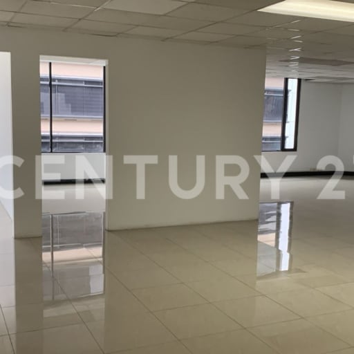 Oficina 258m² en zona corporativa con 4 parqueaderos - Oportunidad