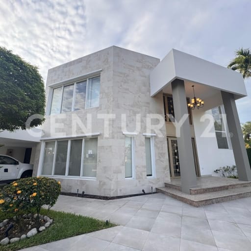 Casa esquinera 490m² en Samborondón con cine y piscina